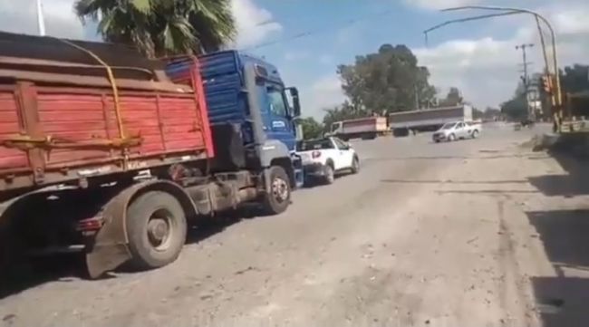 El camión con la chatarra de techos saliendo de Güemes