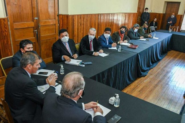 Senadores con el ministro de Seguridad