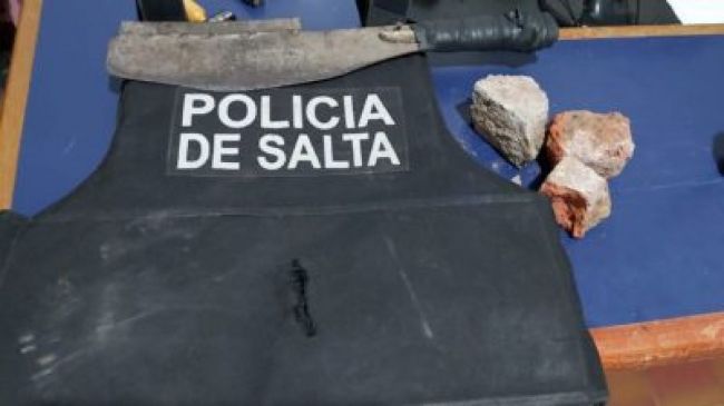 Los cascotes usados por los hermanos camposanteños