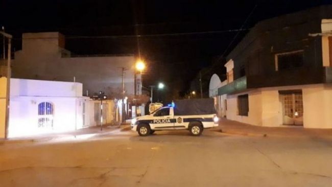 Vigilancia policial en el hotel donde llegan los repatriados Crédito foto: Radio Cafayate