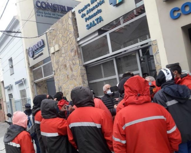 Protesta en la sede de la UOCRA
