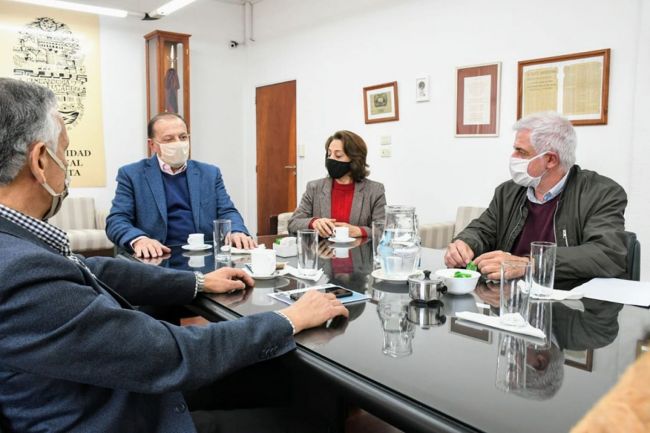 El rector de la UNSa con funcionarios locales