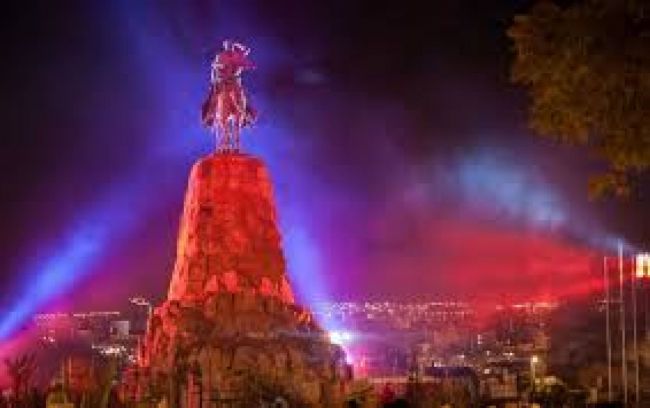 Los homenajes comienzan con una acotada guardia bajo las estrellas