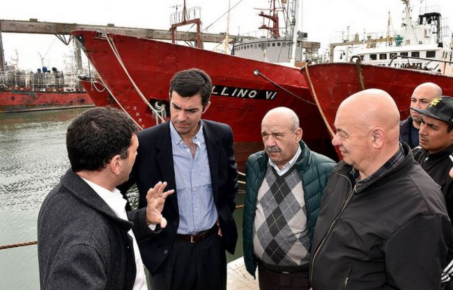Urtubey dialogó con trabajadores del puerto