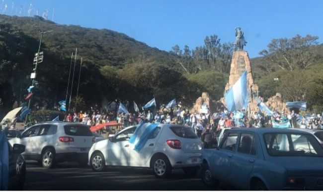 La versión salteña del Banderazo