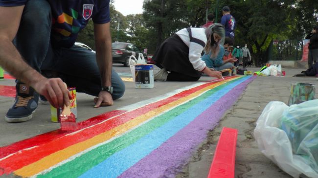 Senda peatonal con los colores del colectivo LGBTIQ+
