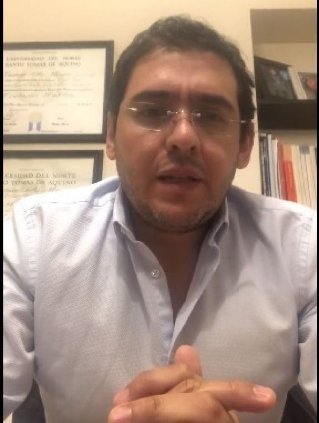 El Intendente Solís dando a conocer el caso de coronavirus