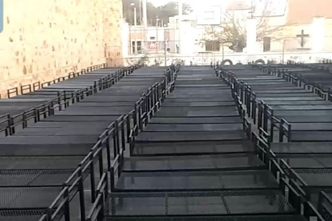 Presos construyeron camas