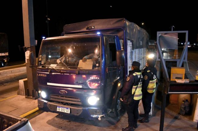 Colocan fajas de seguridad a los camiones que ingresan a la provincia