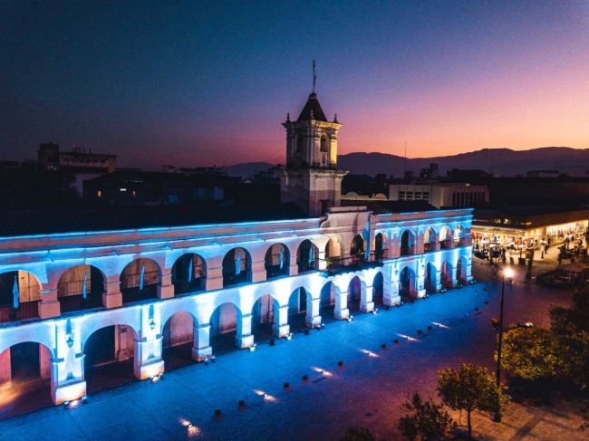 El cabildo de Salta se iluminó en la previa de la fecha patria