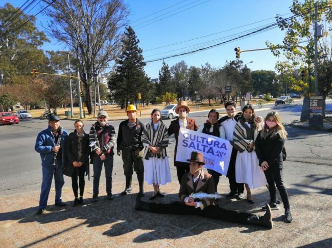 Cultura al paso en el día de la Patria