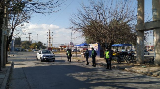 Vallas en el acceso a diez barrios de zona sur