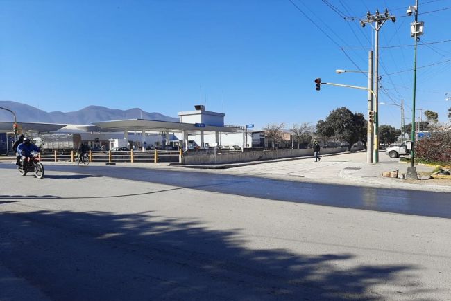 Una esquina con mucho tráfico