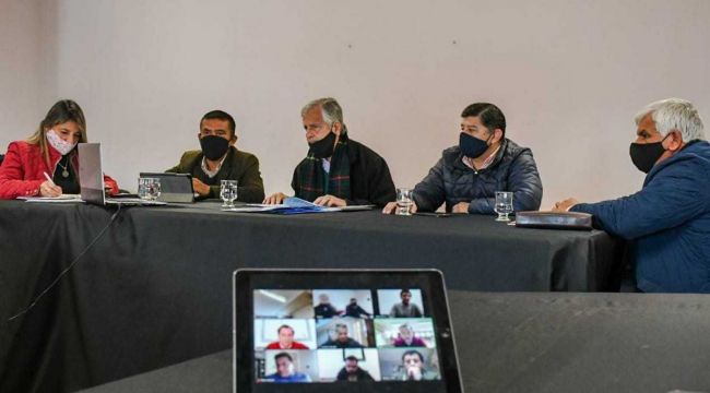 La reunión fue mixta, presencial y online