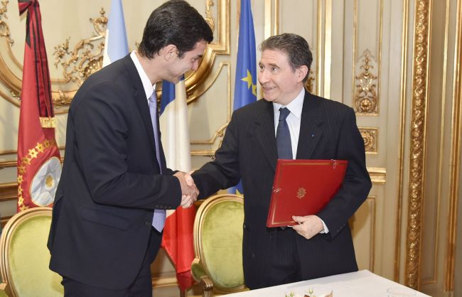 Firma de convenio en la embajada francesa