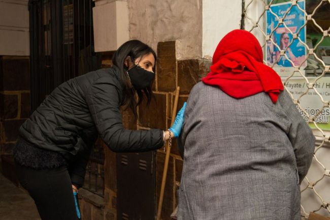 Personas en las calles en Salta