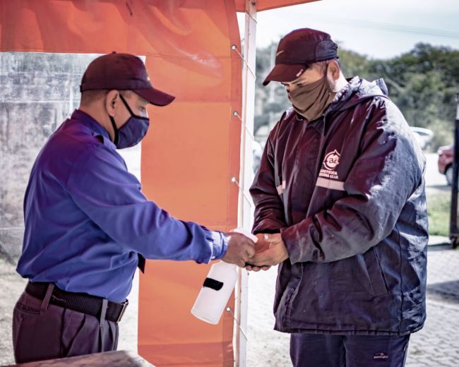 Operario del servicio de limpieza con coronavirus