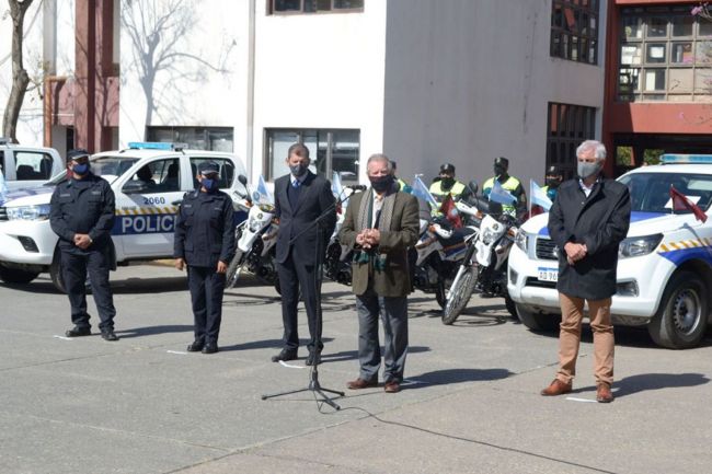 Entrega de móviles a la policía