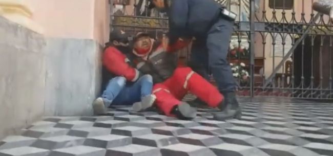 El primer forcejeo que terminaría en un escándalo