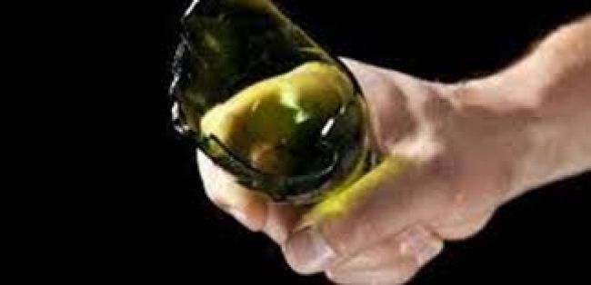 Robó amenazando con una botella rota