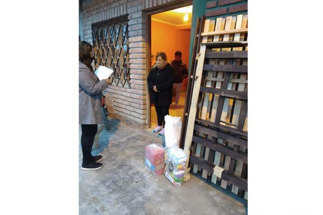 Entrega de ayuda a familiares de la víctima