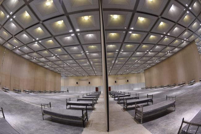 Centro de convenciones habilitado a la espera de ingresos