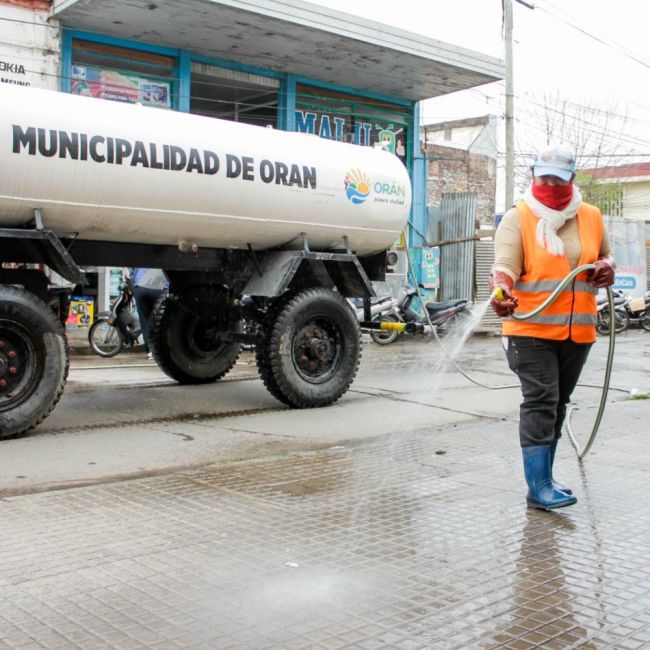 Desinfección de calles, otra acción que se lleva a cabo en Orán