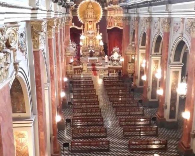 Catedral casi vacía en el Triduo de pontificales