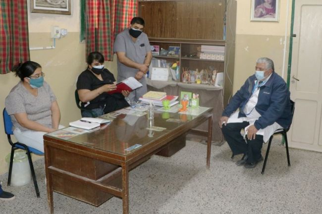 Esteban recorriendo hospitales