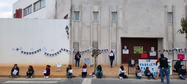 Sentado en el Colegio María Reina