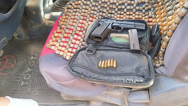 Dinero y un arma requisados