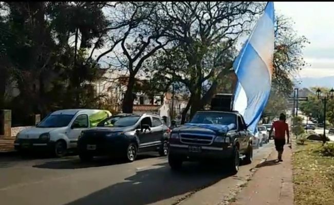 La caravana llega al Monumento a Güemes