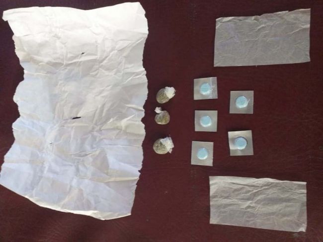 Demorados por intentar pasar drogas a un detenido