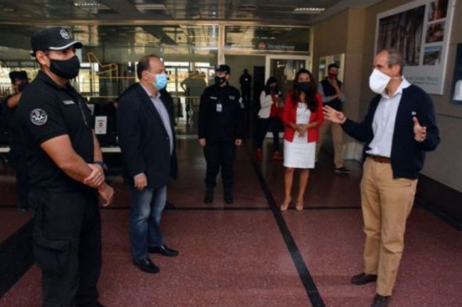 Autoridades verificando protocolos en el aeropuerto