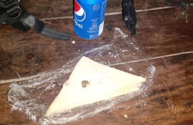 Sandwich con aderezo prohibido....