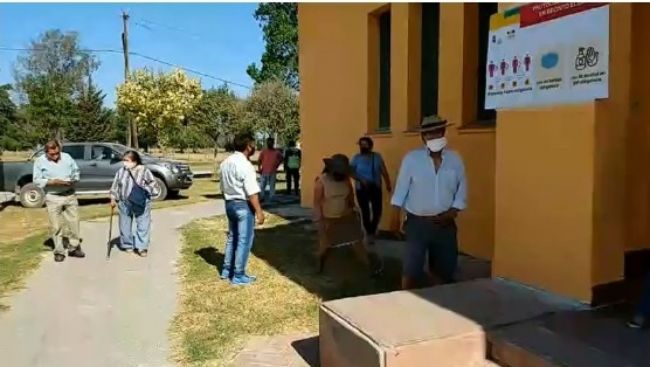 Ciudadanos bolivianos votando en Salta