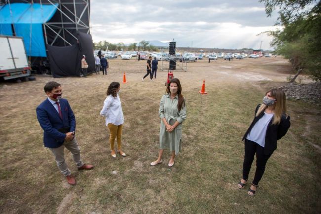 Bettina con iglesias evangélicas