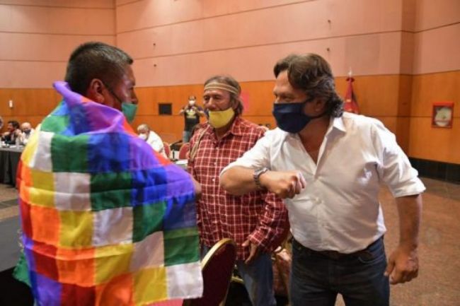 Originarios en casa de gobierno