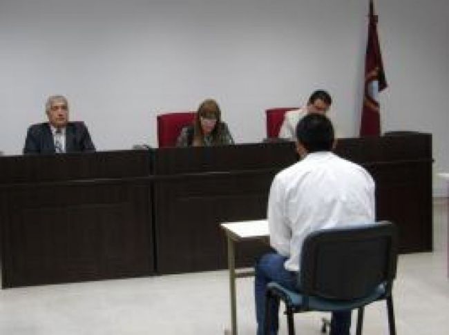 El acusado escucha la sentencia