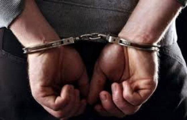 Detenido por violar el arresto domiciliario