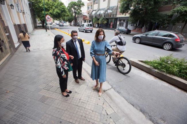 Bettina le mostró al intendente de Esquiú la obra de bicisendas