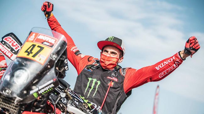 Kevin Benavides celebra el triunfo en el Dakar