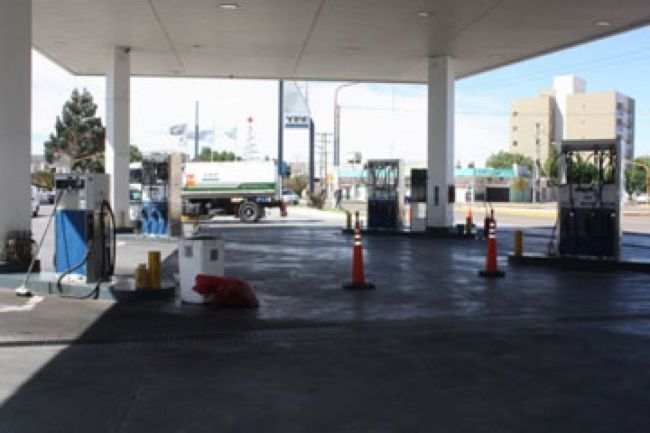 Comienza a faltar el combustible Crédito. la opinión austral