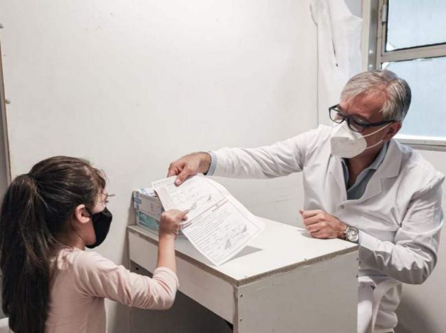 El intendente de Orán atendiendo el móvil de la salud