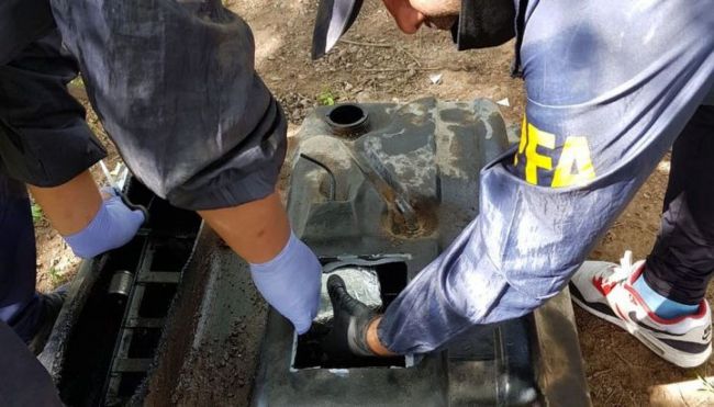 La droga oculta en el tanque de la camioneta