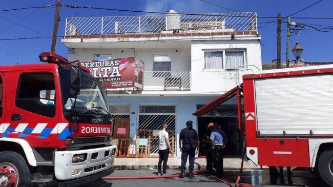 Los bomberos trabajando en el lugar