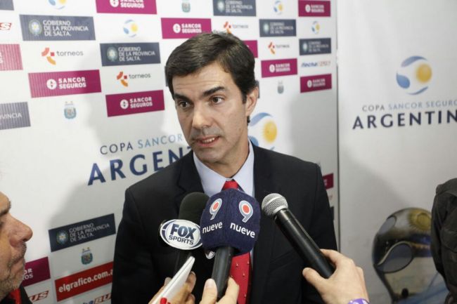 El anuncio fue durante el partido por Copa Argentina en el Martearena