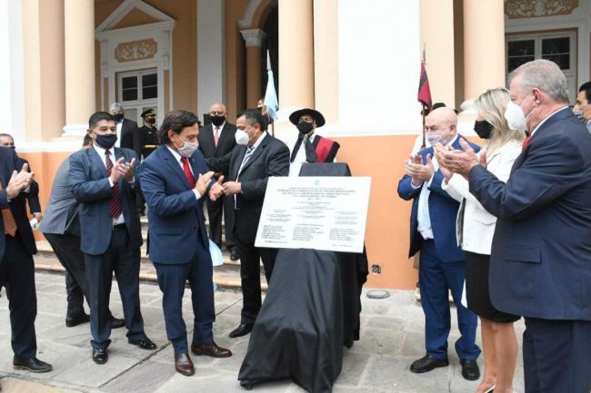 Acto en el acceso a la legislatura