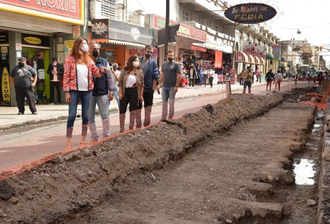Durmientes bajo el asfalto de calle Ituzaingó