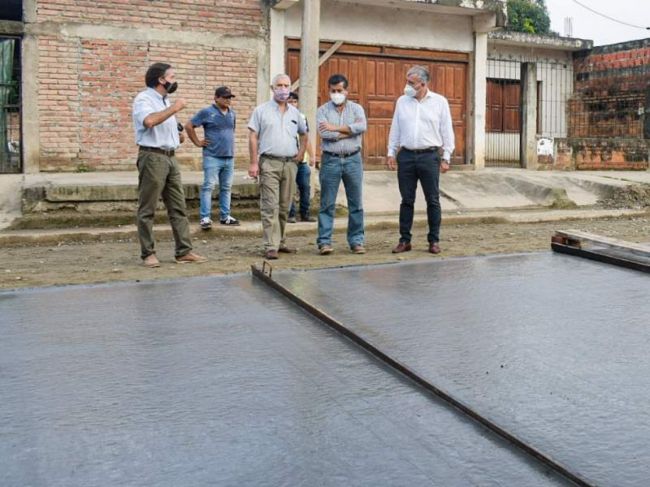 Obras de pavimentación en barrios de Orán